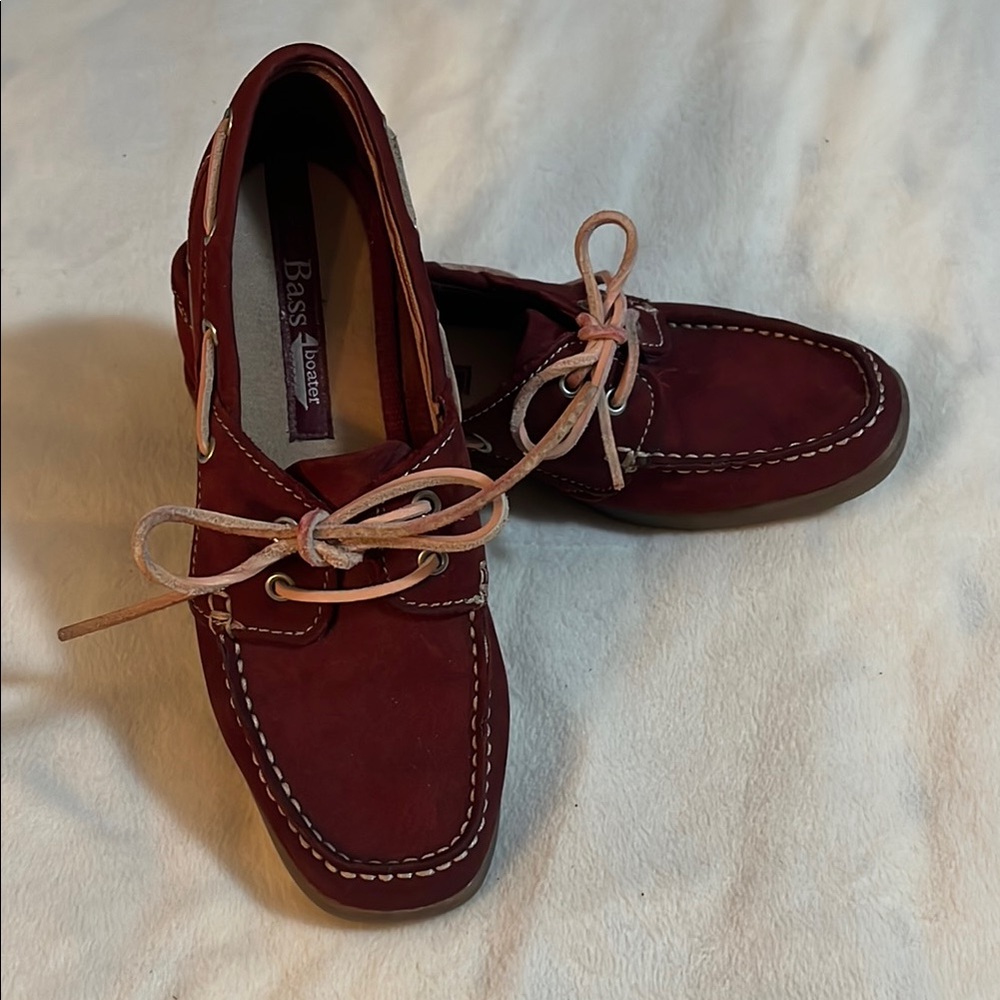 Like new Bass ladies maroon suede Boat Shoes w/Moccasin Stitching +leather laces